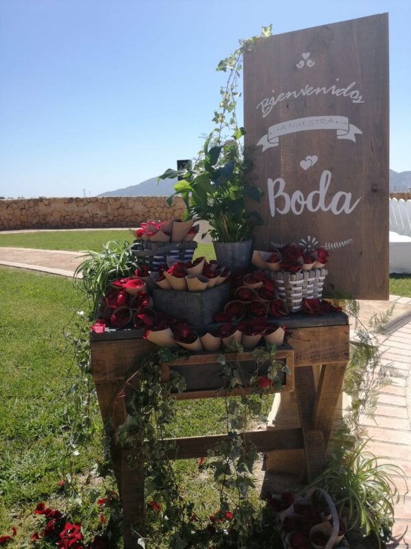 Alquiler mesa rústica madera - Imagen 4