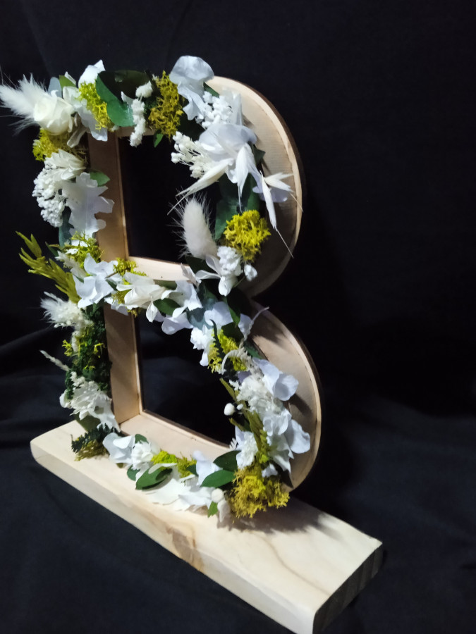 Letra de madera en flores preservadas - Imagen 2