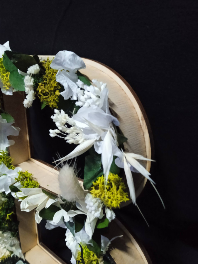 Letra de madera en flores preservadas - Imagen 3